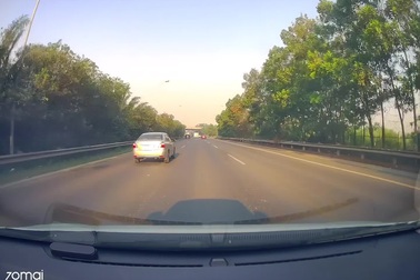 Người phụ nữ chạy xe máy chở con nhỏ phóng ngược chiều trên cao tốc