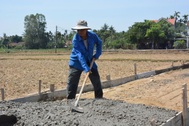 Lão nông 70 tuổi góp 160 triệu làm đường khiến cả xóm sững sờ