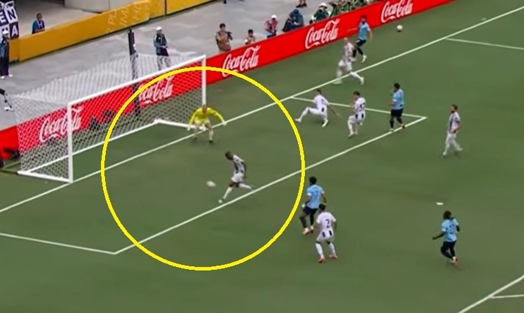 Pha “đốt đền” khó hiểu như bán độ ở Club World Cup, CĐV nói lời cay nghiệt - 1 Pha “đốt đền” khó hiểu như bán độ ở Club World Cup, CĐV nói lời cay nghiệt - 1