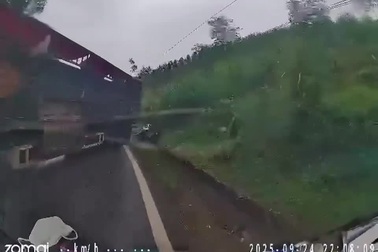 Ôm cua bất cẩn, ô tô tải quăng đuôi hất bay người đi xe máy