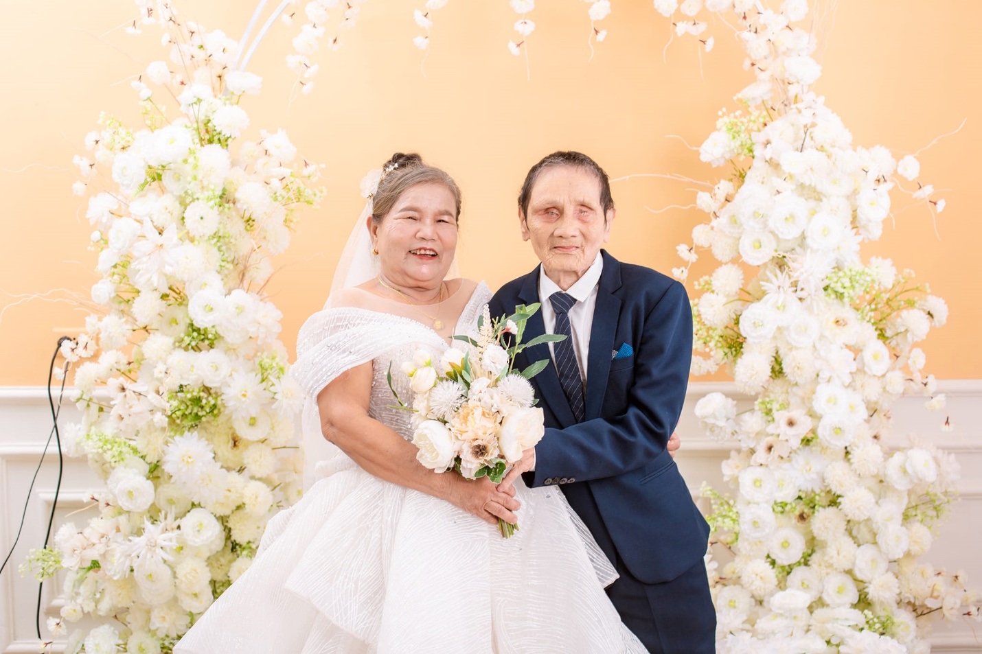 View - Tiết lộ bất ngờ sau bộ ảnh cưới "chồng mù, vợ mồ côi U80" ở Nghệ An | Báo Dân trí