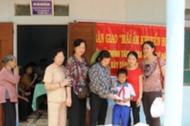 Trao tặng “Mái ấm khuyến học” đến gia đình học sinh nghèo hiếu học