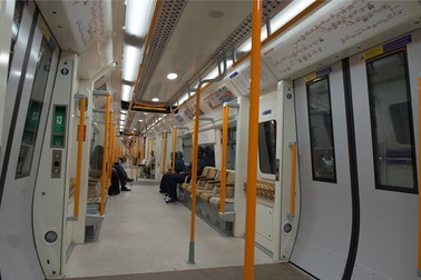 Bị bắt vì sạc iPhone trên tàu điện