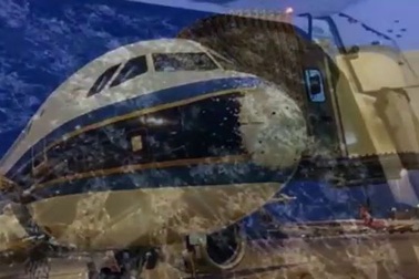 Máy bay thủng lỗ chỗ, tan tác sau khi gặp trận mưa đá