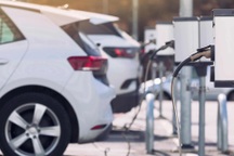 16% từng bị hết pin giữa đường nhưng người Mỹ vẫn mê xe điện