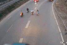 "Nữ ninja" đi ngược chiều gây họa cho người khác rồi nhanh chóng bỏ chạy