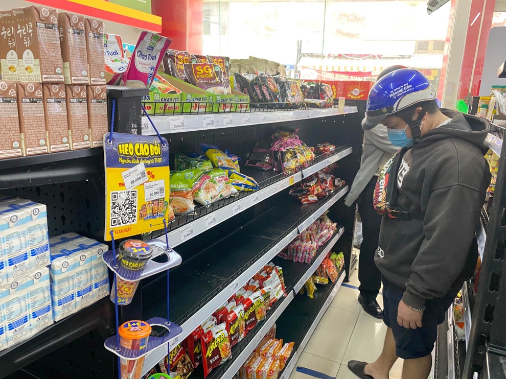 TPHCM: Người dân xếp hàng dài chờ mua thực phẩm, siêu thị không thiếu đồ - 3 TPHCM: Người dân xếp hàng dài chờ mua thực phẩm, siêu thị không thiếu đồ - 3