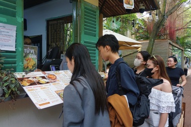 Quán xôi Bắc ở "khu nhà giàu" TPHCM gây sốt, khách đợi 1 tiếng mới có chỗ