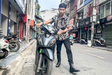 Hà Nội: Nhiều người khổ sở vì ô tô, xe máy không mở được khóa thông minh