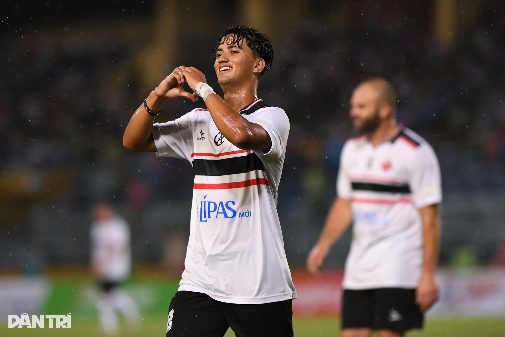 Đội ngôi sao Việt Nam thắng đẹp 3-2 trước các huyền thoại Man Utd - 5 Đội ngôi sao Việt Nam thắng đẹp 3-2 trước các huyền thoại Man Utd - 5