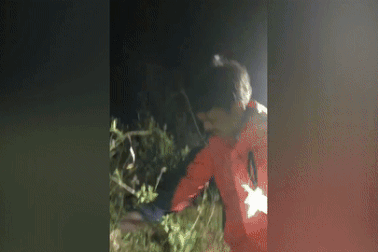 Giải cứu thanh niên đu bám trên vách núi đá lởm chởm, dựng đứng