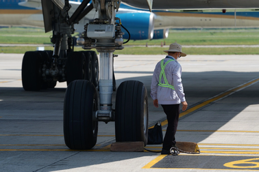 Máy bay liên tục cán đinh ở Nội Bài, Tân Sơn Nhất, nhà chức trách lên tiếng