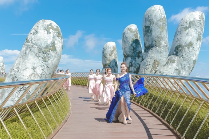 Mở màn là phần thi trang phục Công sở, thể hiện khí chất nữ doanh nhân hiện đại của NTK Thúy Anh