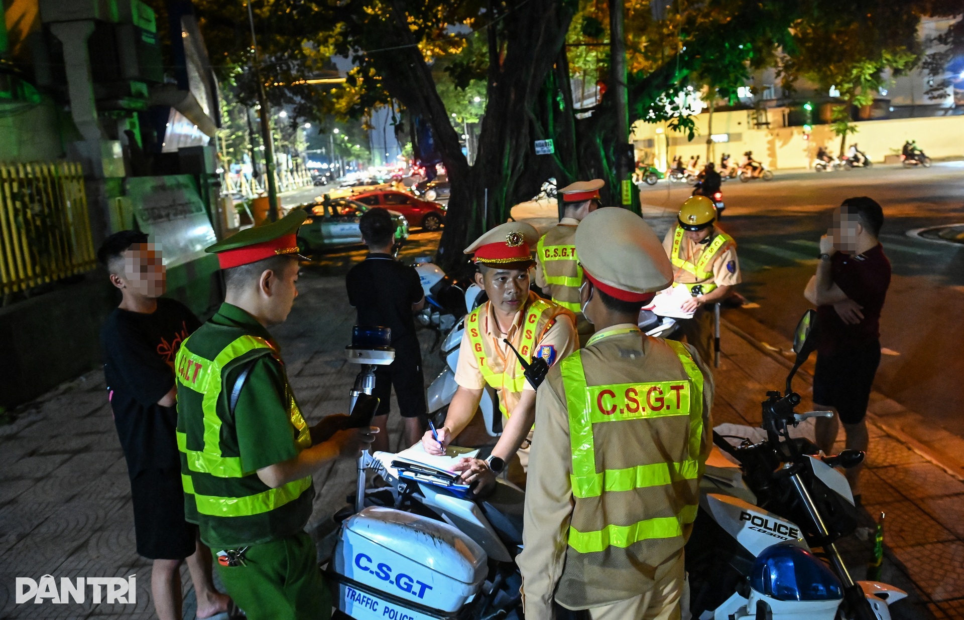 CSGT Hà Nội xuyên đêm vây bắt loạt thanh niên phóng xe máy kẹp 3 diễu phố - 8 CSGT Hà Nội xuyên đêm vây bắt loạt thanh niên phóng xe máy kẹp 3 diễu phố - 8