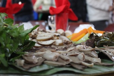 Thơm ngon đặc sản cỗ lá xứ Mường