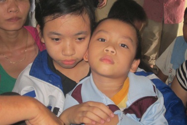 Nước mắt người chồng bất lực nhìn vợ bị lũ cuốn