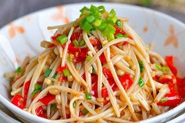 Lạ miệng với món nộm nấm kim châm giòn sần sật cực ngon