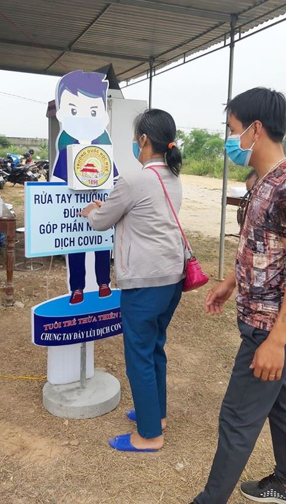 Học sinh Quốc học Huế làm máy sát khuẩn tự động tặng chốt kiểm tra y tế - 4 Học sinh Quốc học Huế làm máy sát khuẩn tự động tặng chốt kiểm tra y tế - 4