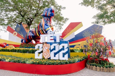 Ngắm mãnh hổ bùng nổ sắc màu tại Hội hoa xuân Phú Mỹ Hưng