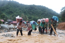 Hành trình gùi nhu yếu phẩm băng rừng, lội suối về bản của bà con vùng lũ