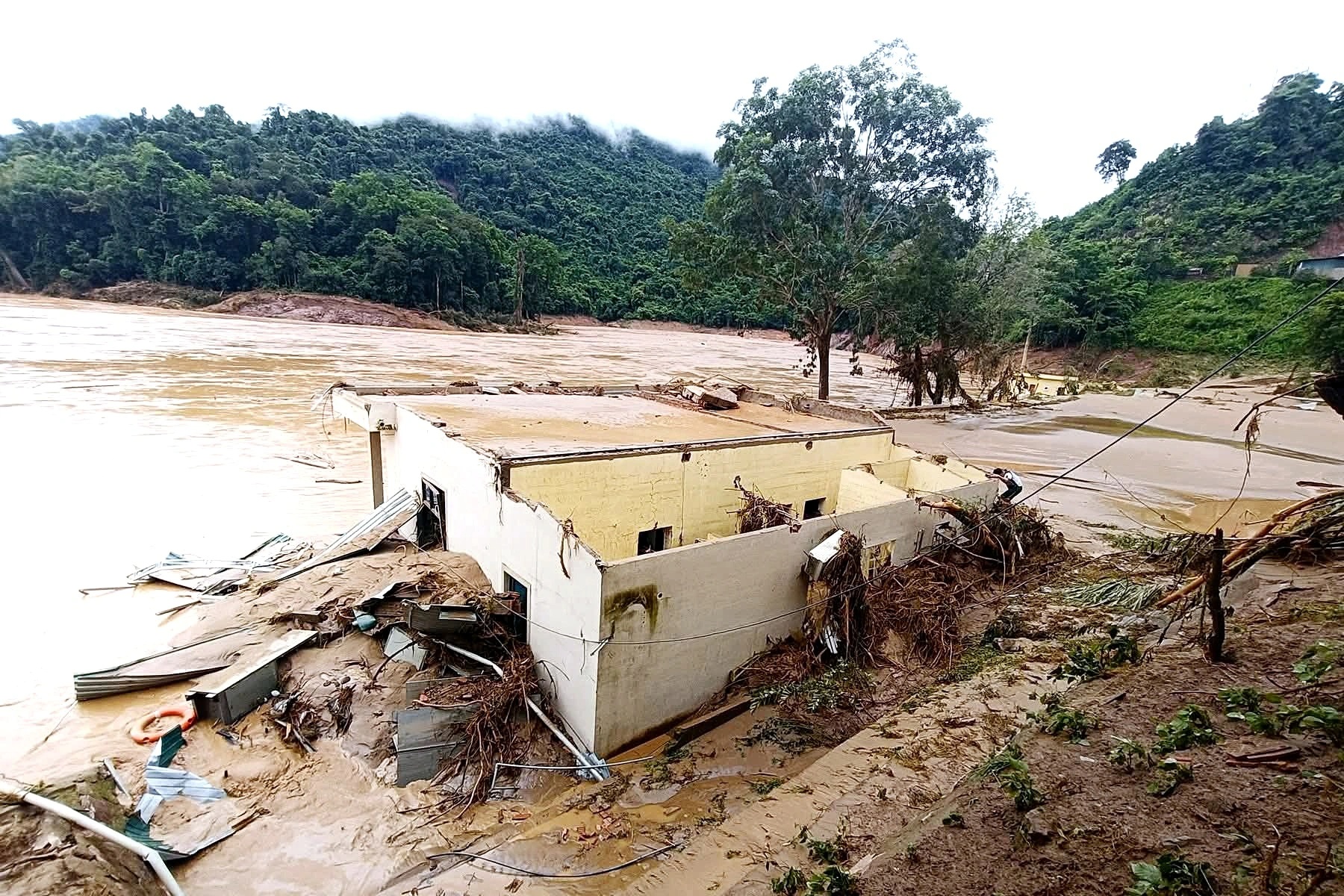 Khẩn thiết mong cộng đồng chung tay giúp bà con vùng lũ ở Nghệ An - 11 Khẩn thiết mong cộng đồng chung tay giúp bà con vùng lũ ở Nghệ An - 11