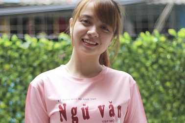 9x xinh xắn với ý tưởng áo đồng phục in hình sách giáo khoa mới lạ