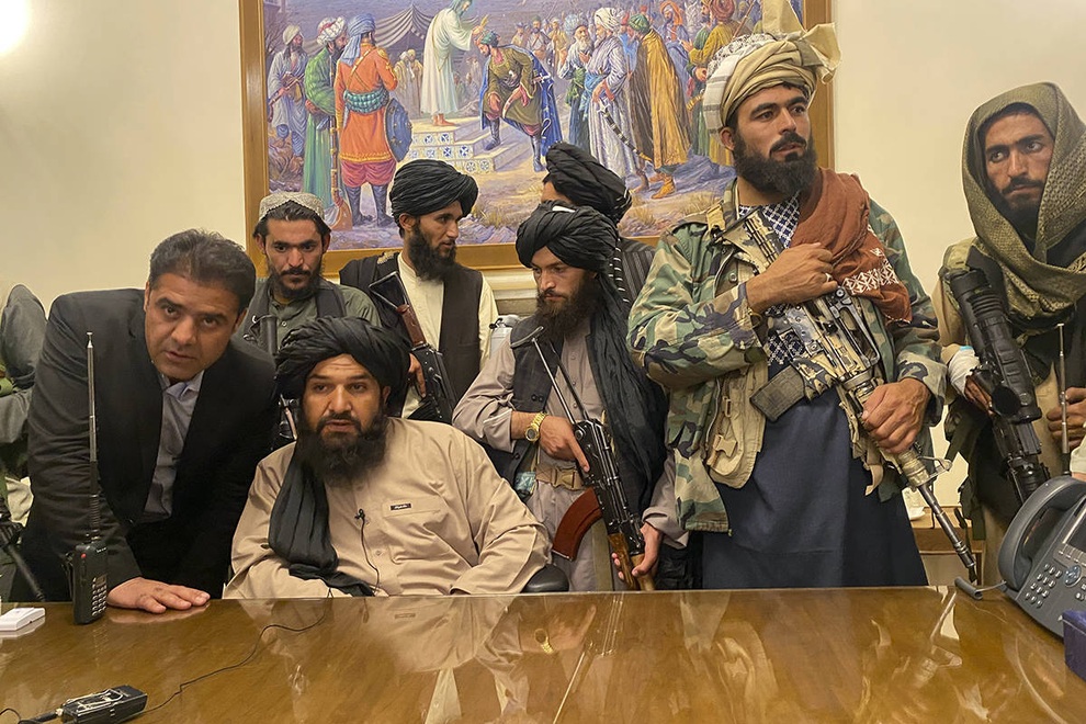 Tổng thống Afghanistan tháo chạy chỉ kịp xỏ dép, mang quần áo - 1 Tổng thống Afghanistan tháo chạy chỉ kịp xỏ dép, mang quần áo - 1