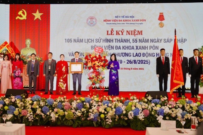 Bệnh viện đa khoa Xanh Pôn đón nhận Huân chương Lao động hạng Nhất - 1