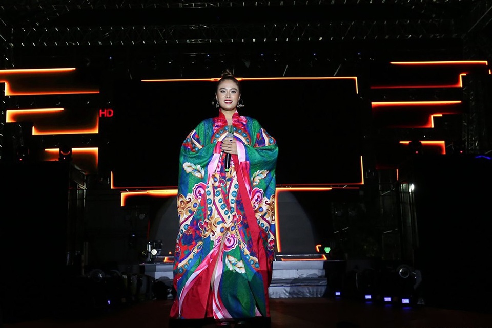 Hoàng Thùy Linh mặc cổ trang trình diễn trên sân khấu - 1 Hoàng Thùy Linh mặc cổ trang trình diễn trên sân khấu - 1
