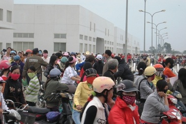 Gần 2.000 công nhân ngưng việc đòi quyền lợi