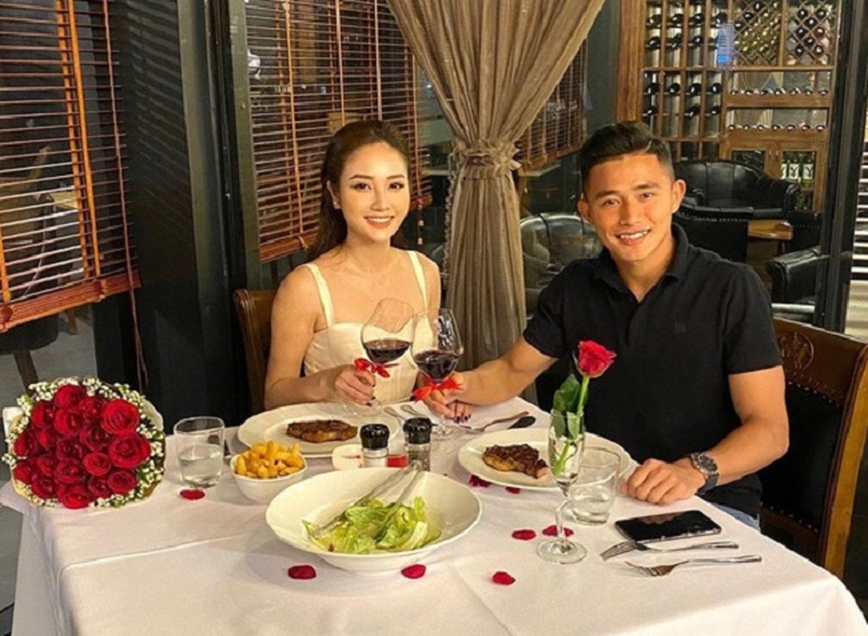 5 cặp đôi “chị ơi anh yêu em” nổi tiếng của làng bóng đá Việt - 9 5 cặp đôi “chị ơi anh yêu em” nổi tiếng của làng bóng đá Việt - 9