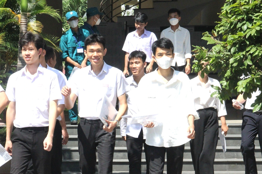 Thí sinh ngủ quên, cảnh sát dùng mô tô đặc chủng đến tận nhà đón - 5