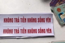 Nhóm tín dụng đen dán chữ "không trả tiền không sống yên" lên nhà con nợ