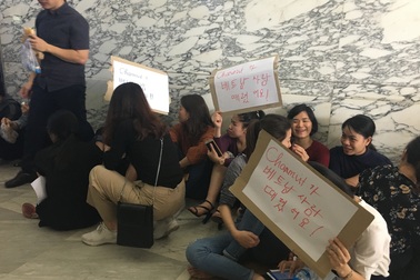 Charmvit Tower bị ‘tố’ cắt điện nước, bảo vệ toà nhà tấn công khách hàng