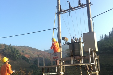 Cấp điện tới những hộ dân cuối cùng chưa có điện ở 4 huyện của tỉnh Sơn La