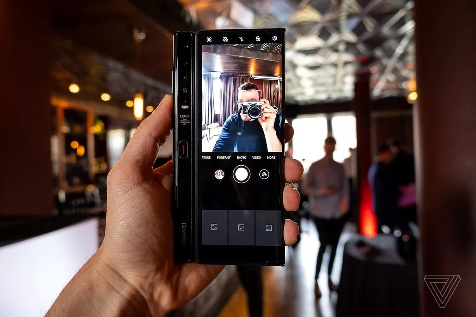 Huawei trình làng smartphone màn hình gập Mate Xs, giá 2.700 USD - 4 Huawei trình làng smartphone màn hình gập Mate Xs, giá 2.700 USD - 4