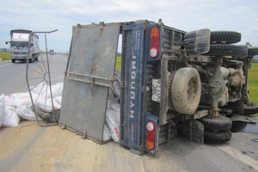 Xe tải “bay” trên quốc lộ, tài xế thoát chết thần kỳ