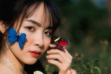 Nữ sinh Bách khoa hóa công chúa mơ màng giữa rừng hoa