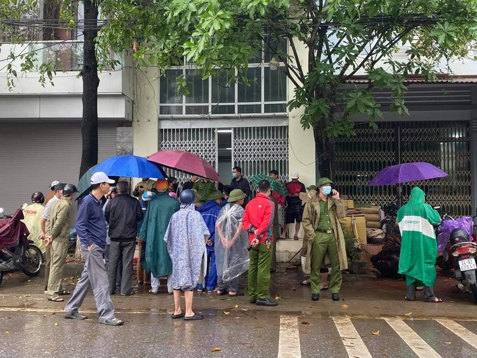 Phát hiện thi thể 2 vợ chồng trong căn nhà khóa trái cửa - 1 Phát hiện thi thể 2 vợ chồng trong căn nhà khóa trái cửa - 1