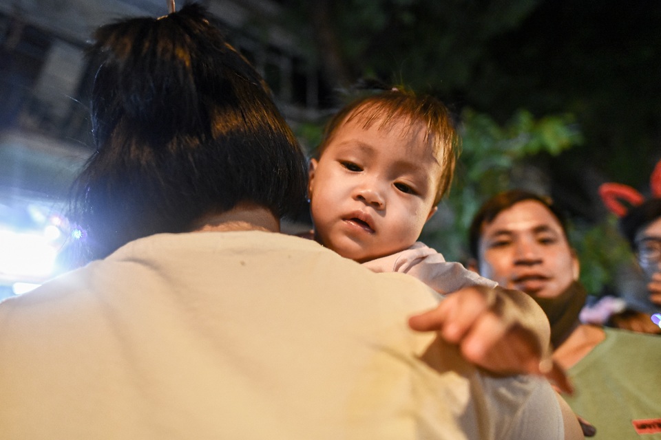 Trung thu: Người lớn chen vã mồ hôi, trẻ em mếu máo vì kẹt giữa biển người - 11