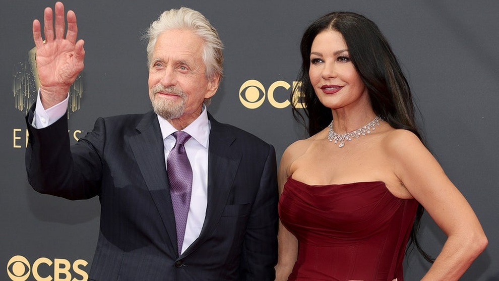 Catherine-Zeta Jones sánh đôi cùng chồng dự giải Emmy - 1 Catherine-Zeta Jones sánh đôi cùng chồng dự giải Emmy - 1