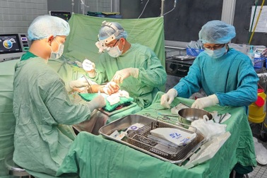 Ẩu đả với hàng xóm, người đàn ông 40 tuổi bị chém đứt cả 2 bàn tay