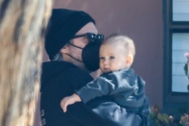 "Sao" phim "Joker" lộ diện bên con trai nhỏ đáng yêu