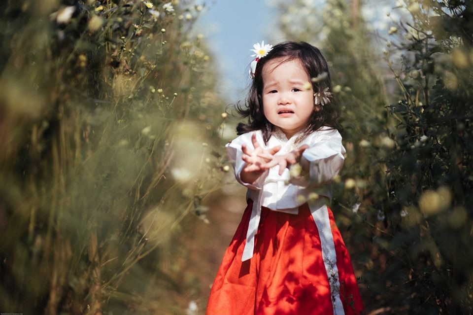 Bộ ảnh “họa mi khóc trong nắng” gây “sốt” vì biểu cảm dễ thương của bé gái - 7