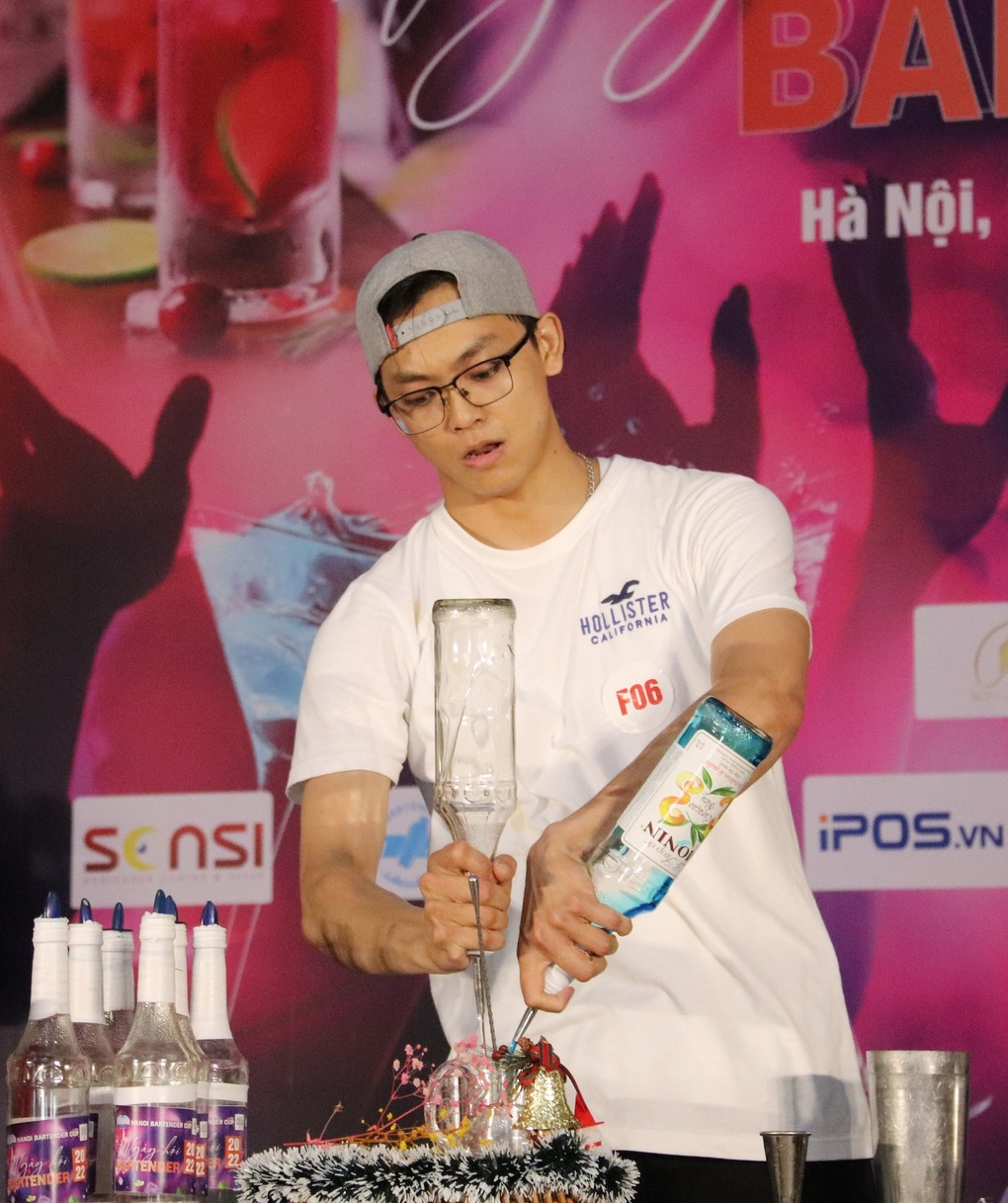 Bartender thể hiện kỹ năng nghề, vừa nhảy múa vừa pha chế - 2 Bartender thể hiện kỹ năng nghề, vừa nhảy múa vừa pha chế - 2