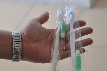 Rụng răng do kem đánh răng trong nhà nghỉ 