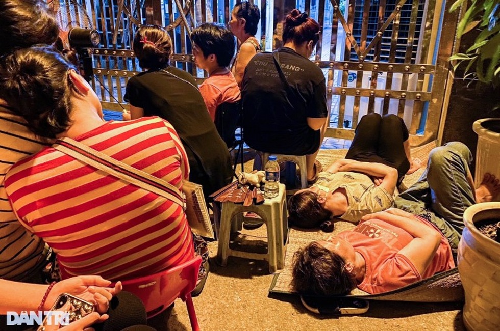Ngủ trước cổng trường tranh suất học cho con - rồi sao nữa? - 1 Ngủ trước cổng trường tranh suất học cho con - rồi sao nữa? - 1
