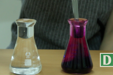 Hiện tượng thú vị khi úp ngược hai cốc nước