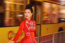 Hoa hậu Loan Vương mặc áo dài dạo phố đêm Hồng Kông