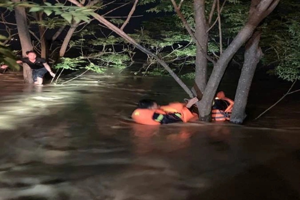 Giải cứu người đàn ông bị lật thuyền, mắc kẹt khi đi cứu trợ vùng lũ Hà Nội - 1 Giải cứu người đàn ông bị lật thuyền, mắc kẹt khi đi cứu trợ vùng lũ Hà Nội - 1